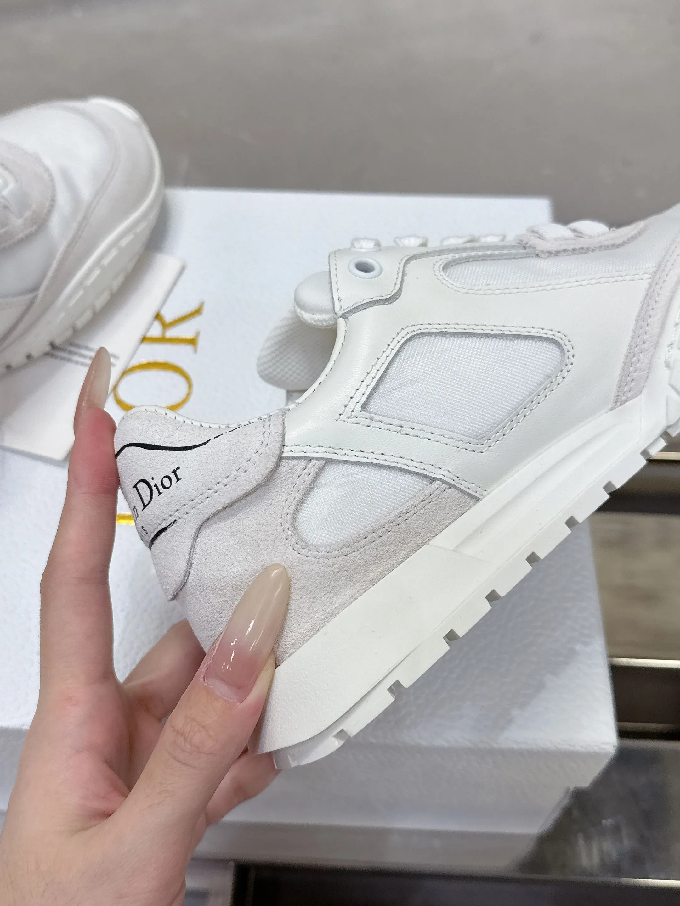 Factory price 640💰 Top version! ! ! Dior Tech sneakers Dior Tech is newly launched, with exquisite color matching and autumn and winter atmosphere. This Dior Tech sneaker is a new product in the 2026 early spring ready-to-wear series. It is equipped with fashionable details and highlights the retro aesthetics. Made of calfskin and suede calfskin upper with transparent mesh side panels and ChristianDior Paris signature on the heel and tongue. A textured, tonal Dior signature sole adds couture style. Upper material: Textile, cowhide split leather, cowhide leather with Christian Dior Paris logo on the heel and tongue Textured Dior logo rubber sole embellished with Christian Dior's lucky star symbol! Size 35-46 (40 for women, 41 for men, 38.45.46, custom made and non-refundable)